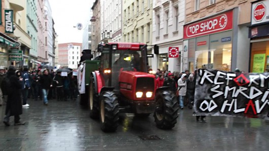 Pochod studentů Rašínovou ulicí v Brně